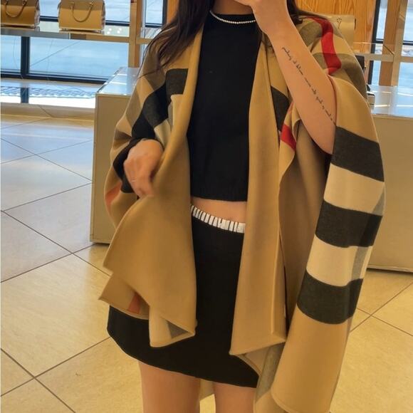 Burberry REVERSABLE Camel and Black Check Cape NWT - Picture 5 of 5